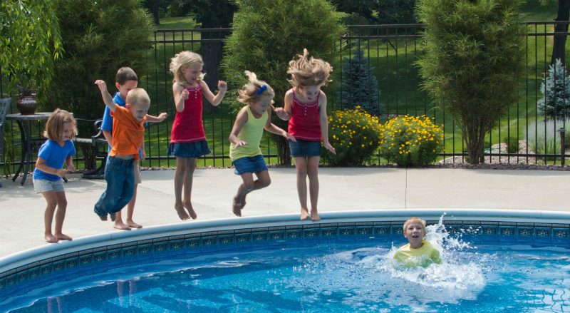 kids-jumping-into-pool-800x439