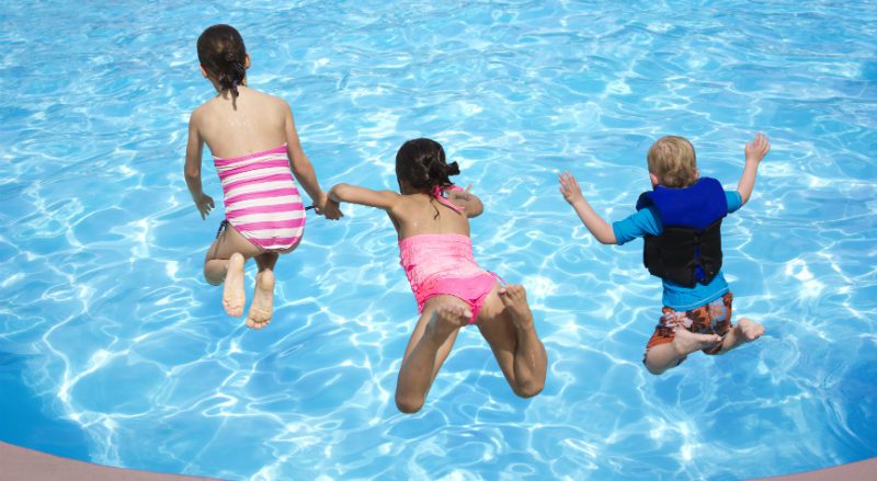 kids-jumping-into-pool-800x439
